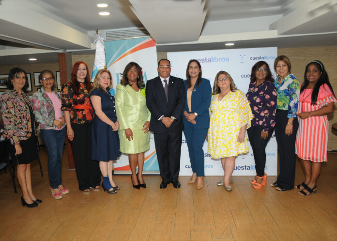 DSC_0949 Al centro el controlador de la Republica Catalino Correa junto a parte de la directiva FEM.