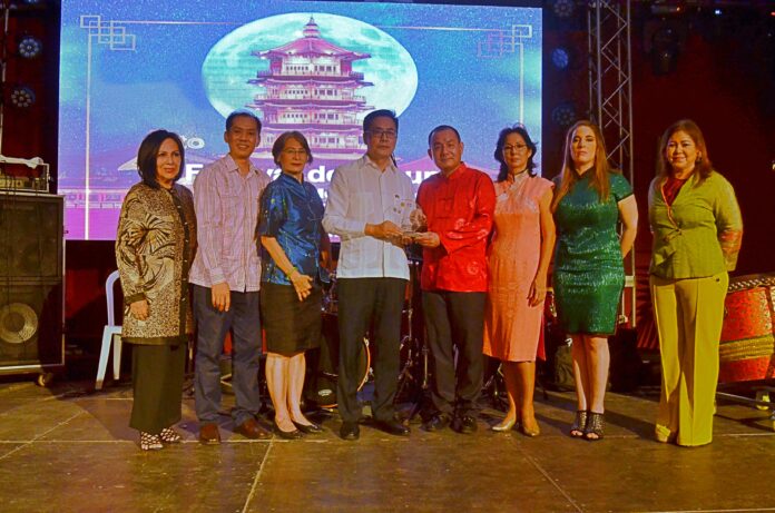 1.- Entregan placa a Zhang Buxin de izquierda a derecha, Gionguey Sang, Rubén Lu, Clara Joa, Miguel Feng, Violeta Joa, Henya Tejada y Kenia Chez.