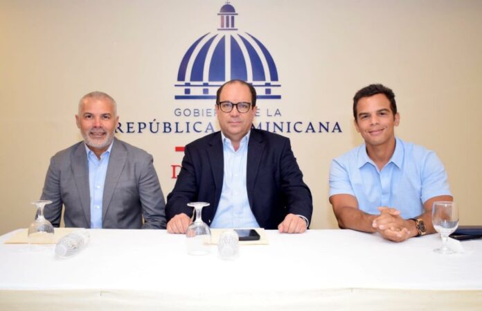 Rubeěn Garcia, presidente de la Federacioěn de Fuětbol, Franklin de la Mota, viceministro de Deportes y el empresario Saymon Diěaz.