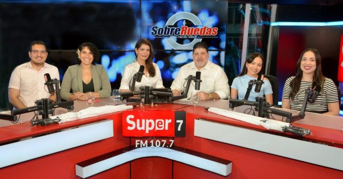Foto 2, Ricardo Schiffino, Lidia López, Laura Longo, Harold Abbott, Laura Minyetti y Williana Guzmán.