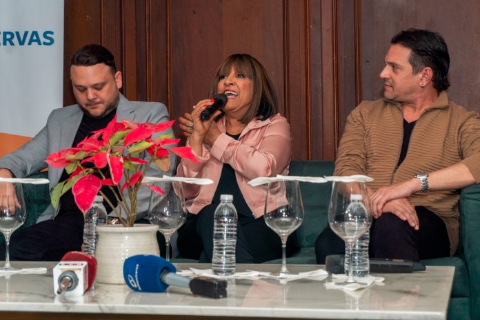 Antonio, Milly e Iván ofreciendo detalles de Más Dominicana.