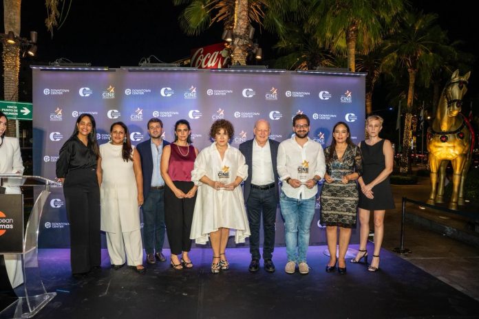 Ejecutivos de Caribbean Cinemas, Downtown Center y reconocidos 1