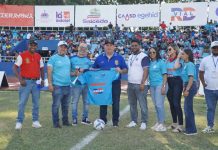 Profesor Santiago Portes realiza saque de honor en partido Salcedo FC vs O&M en la Liguilla de la LDF