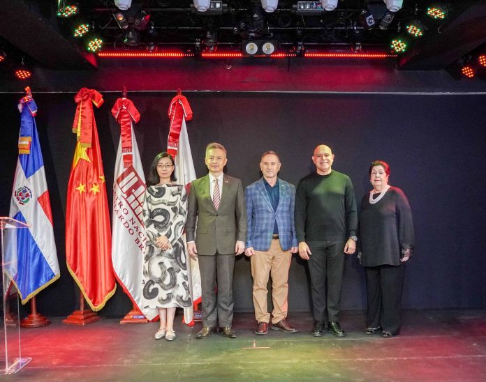 1-Foto Principal- Wang Heming, Embajador Chen Luning, Carlos Veitía, Amaury Sánchez y Jenny Podestá de Vásquez