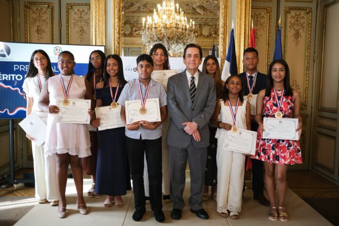 EMBAJADOR CON PARTICIPANTES (1)