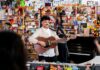 Alex Ferreira llega al Tiny Desk Trazando un mapa sonoro de su trayectoria