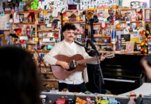 Alex Ferreira llega al Tiny Desk Trazando un mapa sonoro de su trayectoria