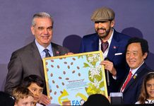 Juan Luis Guerra recibe histórico homenaje de la FAO por “Ojalá que llueva café”